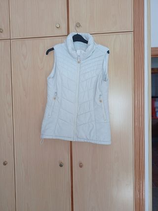 Chaleco plumífero beige mujer