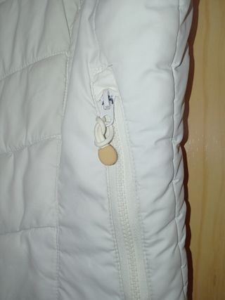 Chaleco plumífero beige mujer