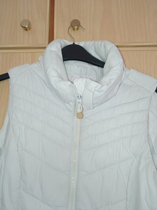 Chaleco plumífero beige mujer