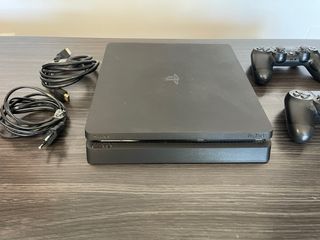 PS4 Slim negra + 2 mandos