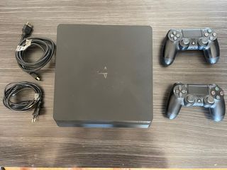 PS4 Slim negra + 2 mandos