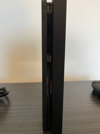 PS4 Slim negra + 2 mandos