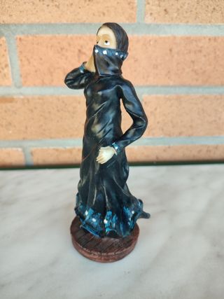 Figura Mujer con Velo Resina 16CM