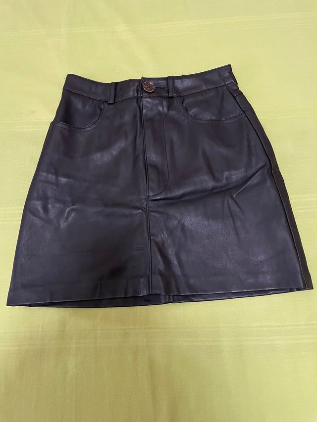 Mini Falda efecto piel -Pull&Bear Talla Xs