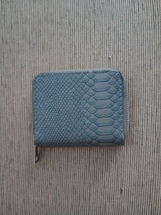 Monedero azul efecto piel serpiente