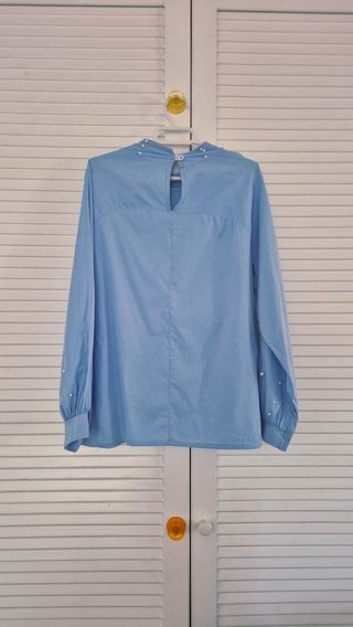 Blusa azul con perlas