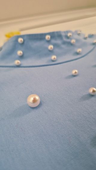 Blusa azul con perlas