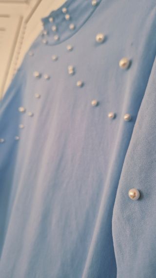 Blusa azul con perlas