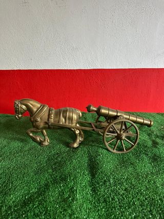 Cañón bronce antiguo sobre carro
