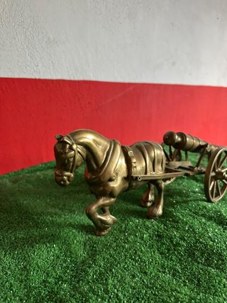 Cañón bronce antiguo sobre carro