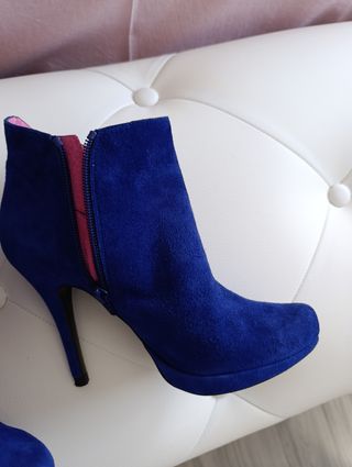 Botines tacón azul ante