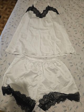 Pijama seda blanco encaje negro