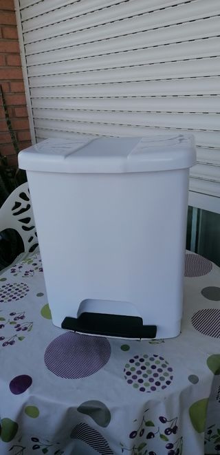 CUBO BASURA CON PEDAL