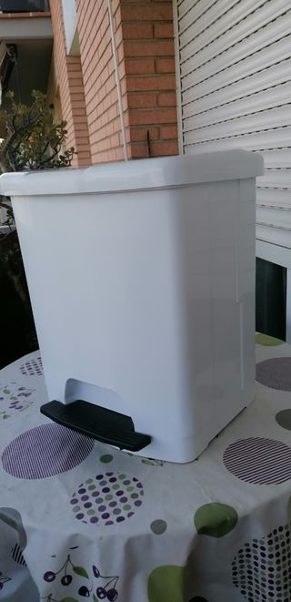 CUBO BASURA CON PEDAL
