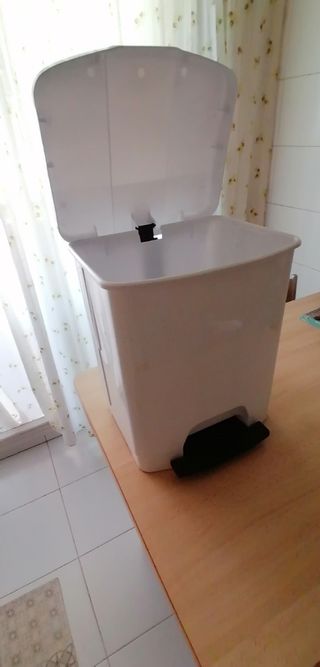 CUBO BASURA CON PEDAL