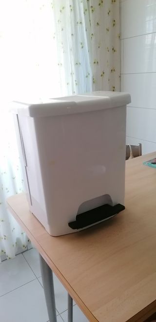CUBO BASURA CON PEDAL