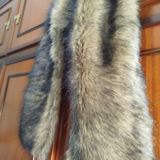 Estola pelo marrón-gris