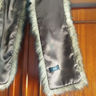 Estola pelo marrón-gris