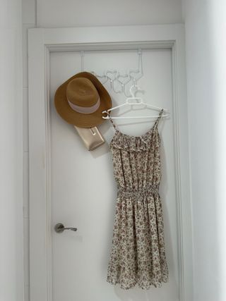 Vestido, bolso y sombrero beige