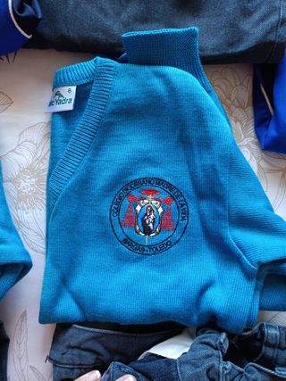 Uniforme escolar Madre de la Vida varias tallas 