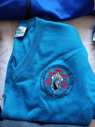 Uniforme escolar Madre de la Vida varias tallas 
