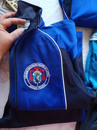 Uniforme escolar Madre de la Vida varias tallas 