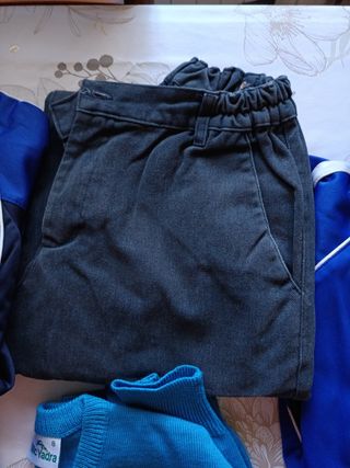 Uniforme escolar Madre de la Vida varias tallas 