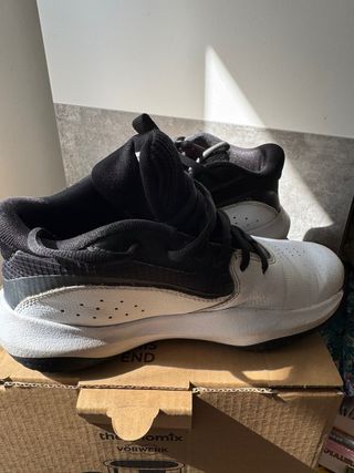 Zapatillas niño blancas y negras