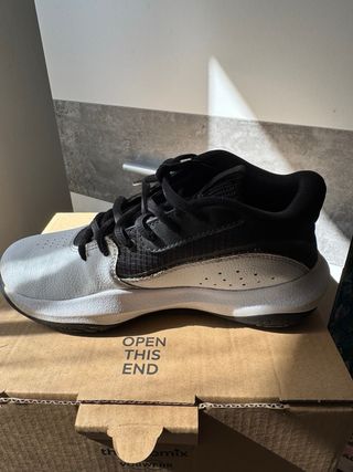 Zapatillas niño blancas y negras