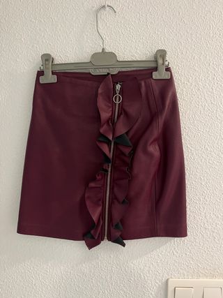 Falda cuero burdeos con cremallera y volante