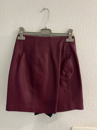Falda cuero burdeos con cremallera y volante