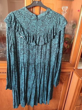 Vestido estampado verde oscuro de manga larga.