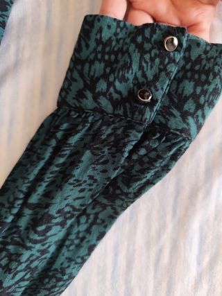 Vestido estampado verde oscuro de manga larga.