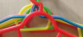 6 Perchas de colores 