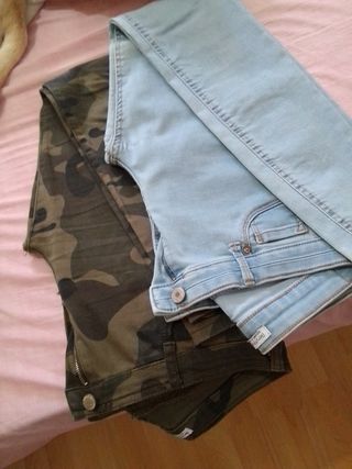 2 pantalones: Vaqueros L y camuflaje