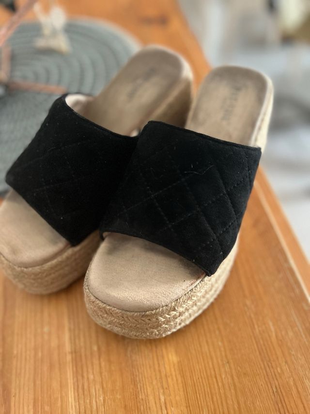 Sandalias cuña negras