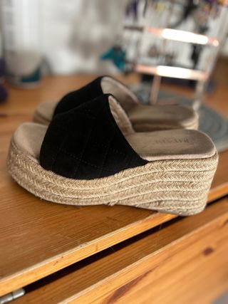 Sandalias cuña negras