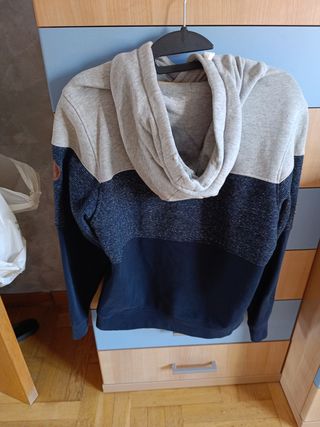 Sudadera gris y azul marino