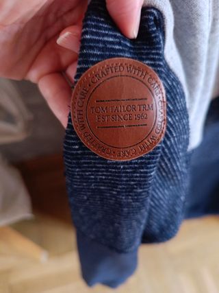 Sudadera gris y azul marino
