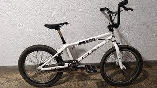 Bicicleta BMX GT Performer blanca