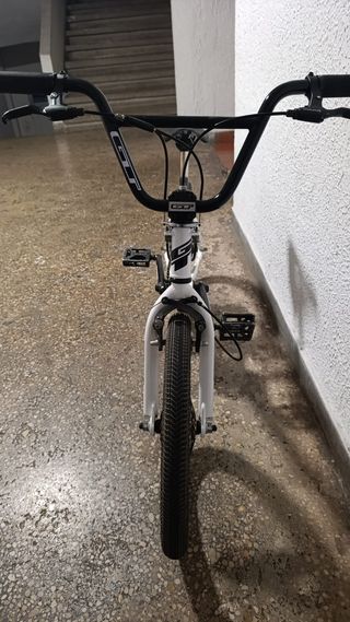 Bicicleta BMX GT Performer blanca
