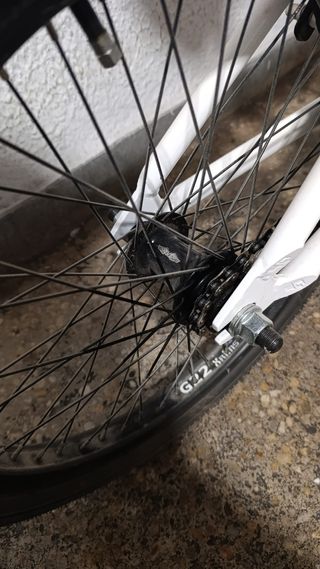 Bicicleta BMX GT Performer blanca