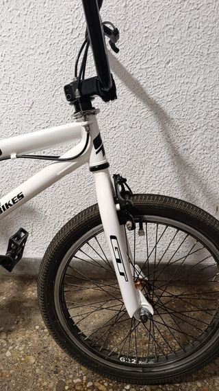 Bicicleta BMX GT Performer blanca