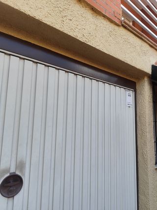 Portón garaje chapa blanco