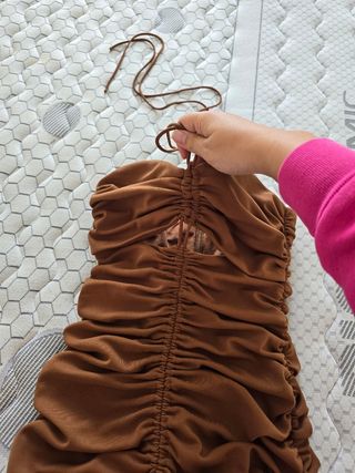 Vestido marrón fruncido