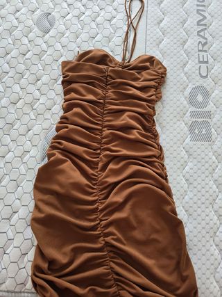 Vestido marrón fruncido