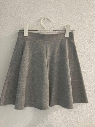 Falda gris con volantes