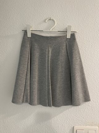 Falda gris con volantes