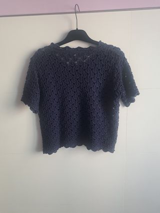 Top corto de ganchillo azul