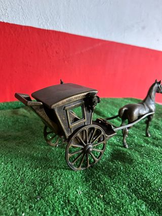 Carro de bronce con caballo